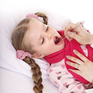 Kampf gegen Tonsillitis Halsschmerzen bei einem Kind