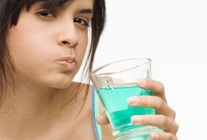 Stomatitis wird mit Salben, Antibiotika und Mundspülung behandelt.